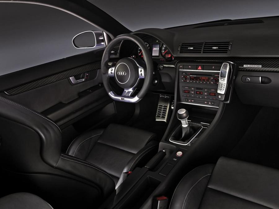 Интерьер Audi RS4 Sedan (B7, 8E) 2005 года  (фото 39 из 48)